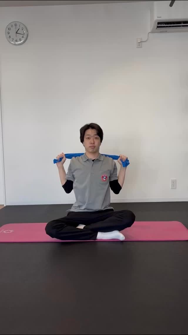 仕事休憩でも簡単にできるセルフケア💻
肩こり・巻き肩が気になる人にもおすすめ👀

タオル1本でできる
肩甲骨エクササイズ💪

肩甲骨をしっかり動かすことで
姿勢改善＆肩が軽くなります！

✔︎ 肩こり予防
✔︎ 猫背対策
✔︎ 仕事・運動前の準備にも◎

無理せず「気持ちいい範囲」でやってみてください！
#久留米市 #整形外科 #ストレッチ