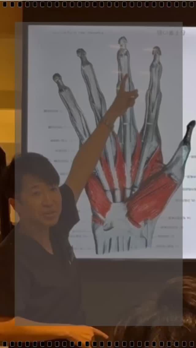 久留米のおかだ整形外科です🏥

🖐️ 院内勉強会・症例カンファレンス
当院では、より良いリハビリテーションを提供するため、
定期的に院内での勉強会や症例カンファレンスを行っています📖✨
今回のテーマは
「日帰り手術とリハビリのポイント」
手術体制や日帰り手術後のリハビリテーションの
ポイントについて、スタッフ同士で知識を深めました。
また、スポーツ班では定期的にDr.担当リハと症例報告会を実施し、
それぞれの症例について意見交換を行いながら、
患者様一人ひとりに合わせた治療を考えています⚾🏃‍♂️
これからもスタッフ一同、
日々の学びを大切にし、
より質の高い医療・リハビリテーションを提供できるよう努めてまいります。
#福岡県 #久留米市 #整形外科 #日帰り手術 #スポーツ